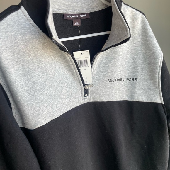 This V-neck sweater will be the versatile hue that goes with nearly anything - Picture 7 of 9